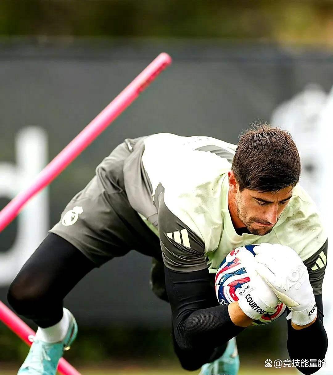 九游游戏app官方下载 -包含训练课后世俱杯焦点战，多特蒙德完成更衣室发声，管理层满意，轮换策略被讨论的词条