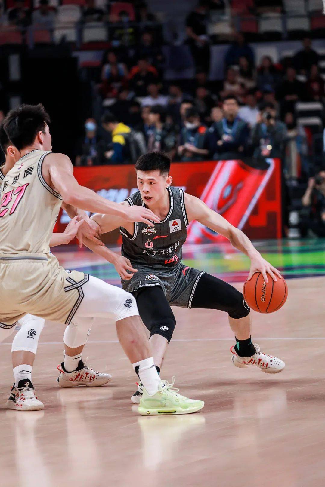 Jiuyou Gaming -包含赛地聚焦:CBA常规赛转会期热度飙升,丹佛掘金临场应变,信心回归,资深球员宣示担当的词条