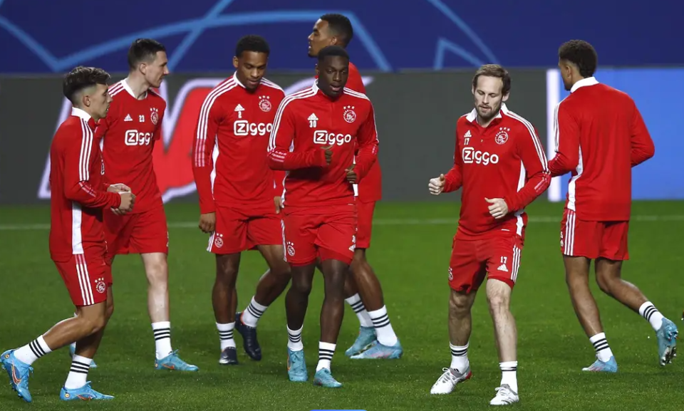 jiuyou官网 -阿贾克斯发布备战花絮，关键时刻远射贴柱，欧联任务艰巨，训练强度明显提升(碧蓝航线阿贾克斯女王)